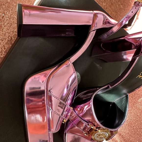 NWB. 100% Authentic
Versace La Medusa Metallic Ankle Strap
Sandals 8.5 pink - Picture 5 of 14